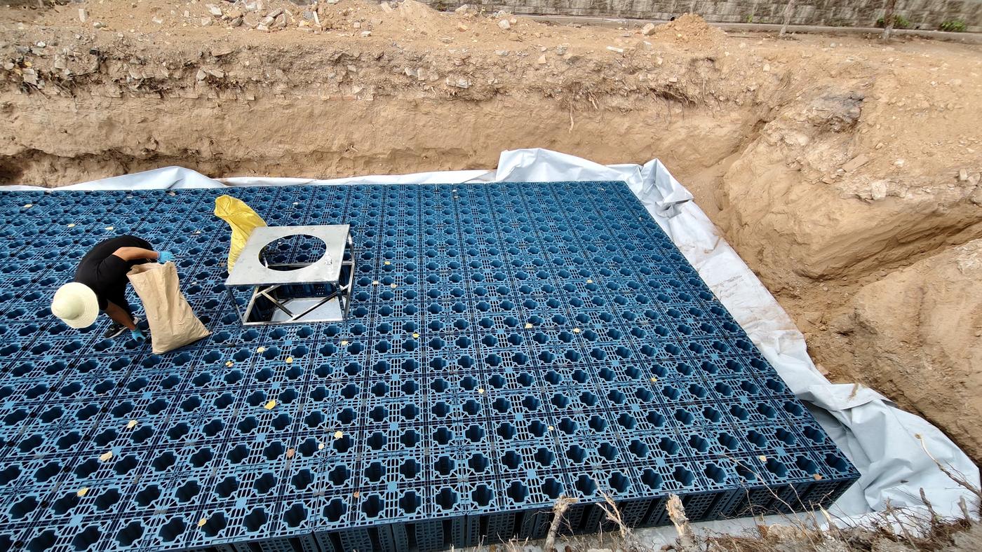 蓝色PP雨水收集模块拼装过程 1000×500×250mm蓝色PP雨水收集模块拼装过程
