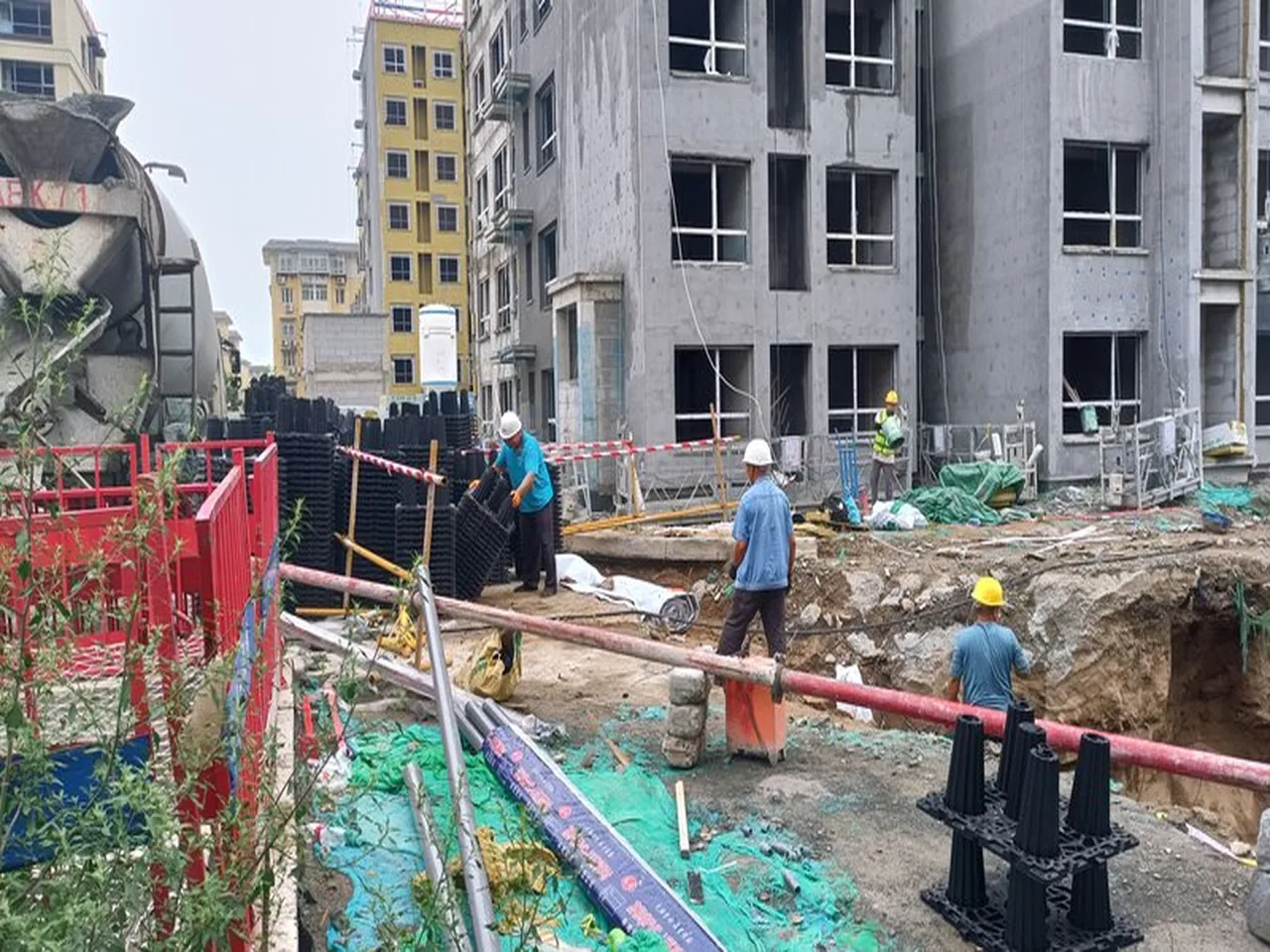 PP雨水收集模块到达项目现场后分区堆放实拍