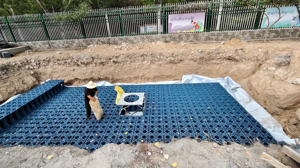 乌海雨水收集项目蓝色PP模块蓄水池施工现场