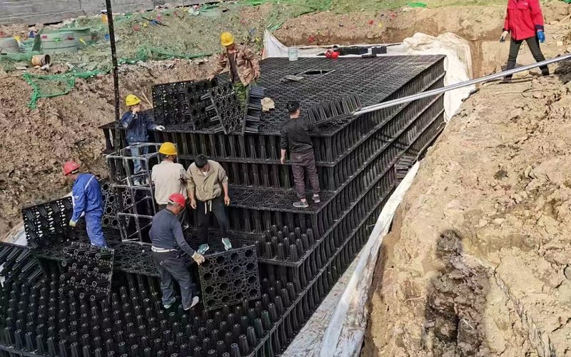 雄安蓉城职教中心雨水收集系统模块拼装与防渗施工